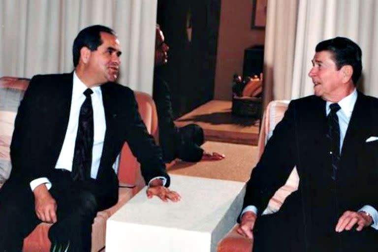 Jorge Mas Canosa junto a Ronald Reagan