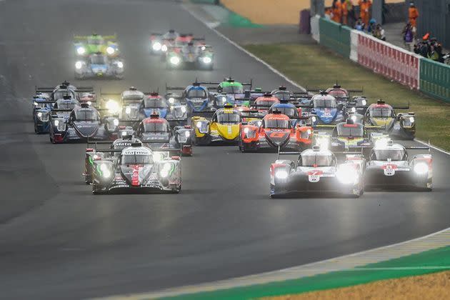 Sur le circuit de la Sarthe, samedi, après le départ.