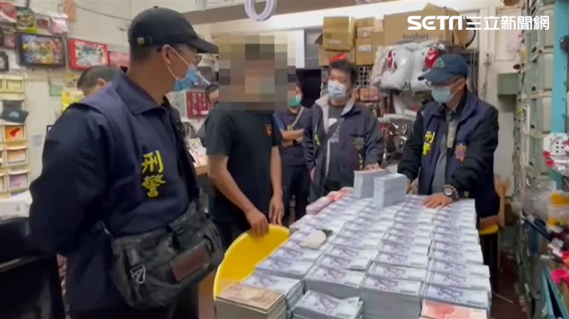 檢警向上追查供應商是北部一家魔術道具店，將玩具鈔票字樣改成中央銀行販賣，正是流竄全台的「HR484268XD」千元鈔、「CQ281880VJ」百元鈔。(圖／翻攝畫面)