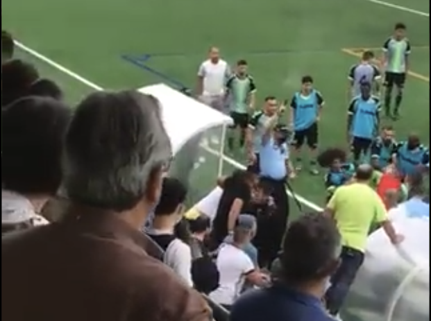 La policía disparó nueve veces para disolver una pelea en un partido de fútbol en Portugal. (Foto: Pantallazo del video de la cuenta EFE Deportes) 