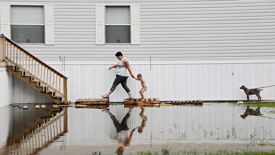 Überschwemmter Vorgarten in Muskogee: Seit Tagen wüten Unwetter im Mittleren Westen der USA. Foto: Mike Simons/Tulsa World/AP