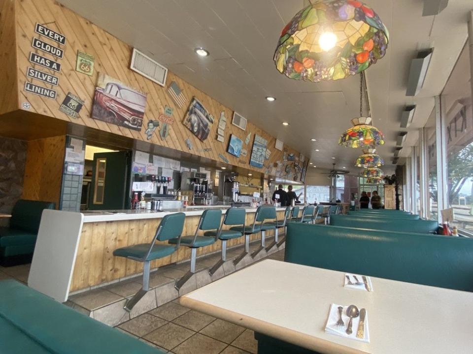 Diner booths at Kix on 66.