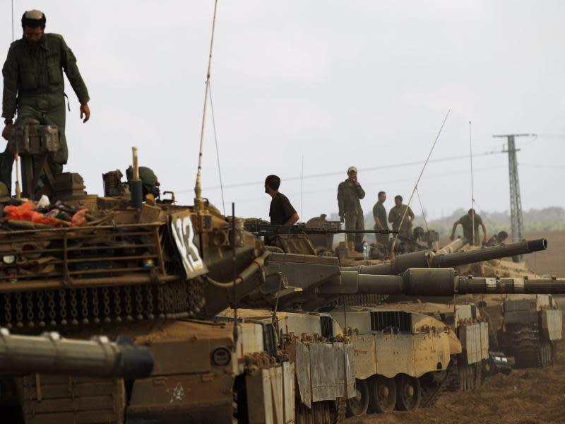 Kampfbereit: Israelische Soldaten auf ihren Merkava-Panzern. Foto: Atef Safadi