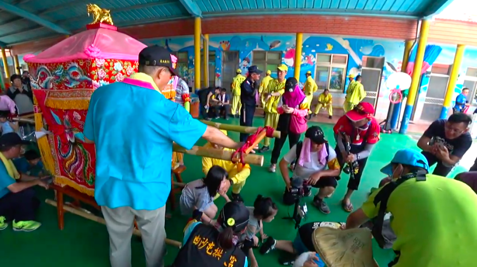 媽祖鑾轎進到幼兒園讓孩子們鑽轎底賜福。（圖／翻攝自白沙屯媽祖網路電視台）