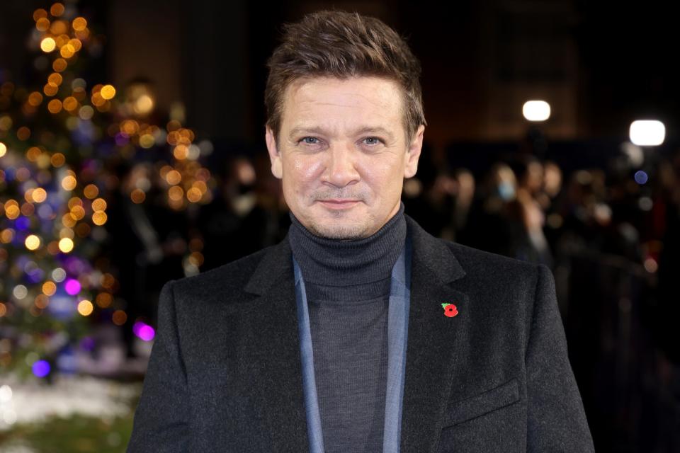 Jeremy Renner jest obecny, aby uczcić nadchodzącą premierę Marvel Studios "  Sokole Oko 