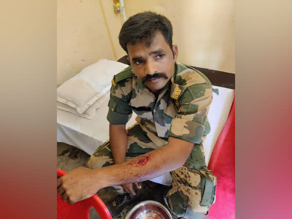 Visuals of BSF Jawan who kept fighting with Bangladeshi Intruder in Nadia