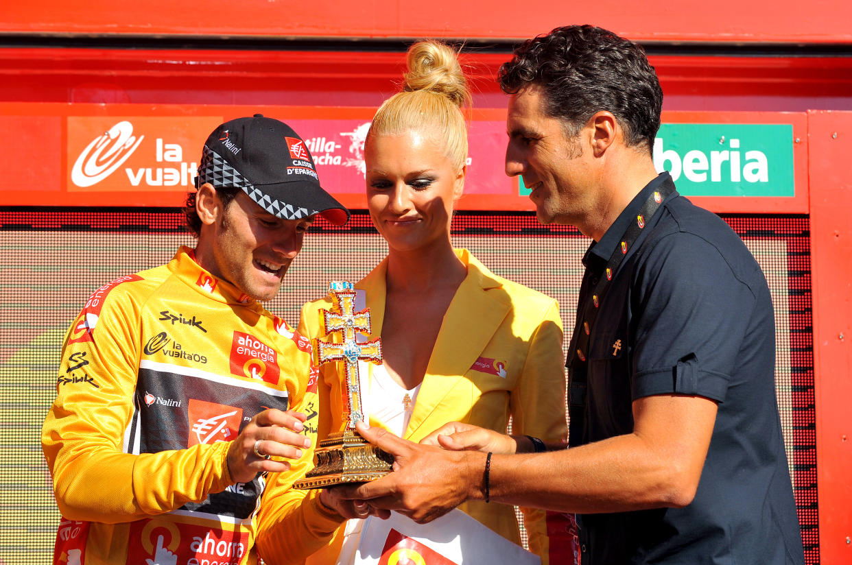 Miguel Induráin entrega un trofeo conmemorativo a Alejandro Valverde con ocasión de la Vuelta a España de 2009 (Photo by Tim De Waele/Getty Images)