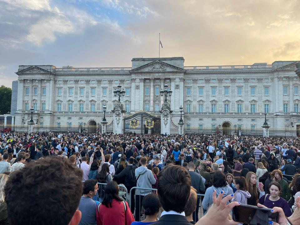 9/8/22 12:44:37 PM --- People crowd around gates of Buckingham Palace in London, Thursday, Sept. 8, 2022. After the announcement of the death of Queen Elizabeth II.  Britain's longest-reigning monarch, died Thursday after 70 years on the throne. Photo by Immy Share, Newsquest