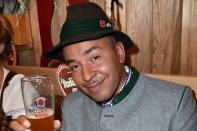 <p>... Lou Bega 2015 mit Weißbier ... (Bild: Hannes Magerstaedt / Getty Images)</p>