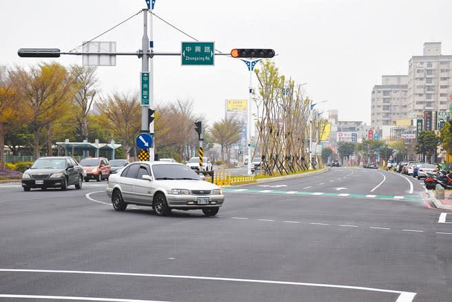 頭份市中央路改造工程栽植大量喬木，獲營建署肯定不遜於6都道路。（謝明俊攝）