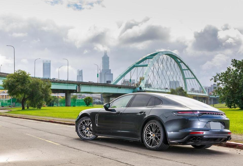 PORSCHE Panamera Platinum Edition