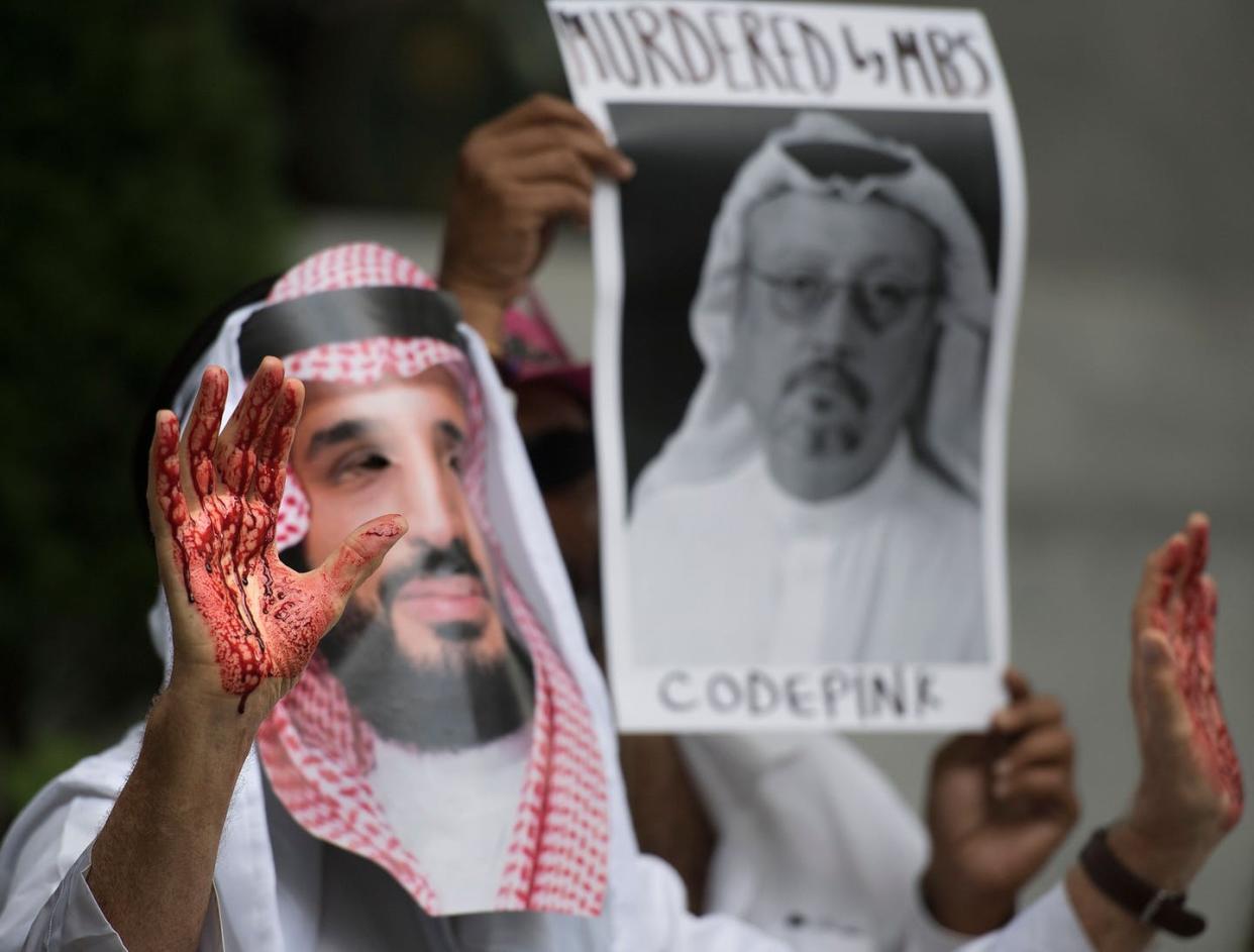 <span class="caption">A demonstrator dressed as Saudi Arabian Crown Prince Mohammed bin Salman with blood on his hands protests outside the Saudi Embassy in Washington, D.C., on Oct. 8, 2018.</span> <span class="attribution"><a class="link " href="https://www.gettyimages.com.mx/detail/fotografia-de-noticias/demonstrator-dressed-as-saudi-arabian-crown-fotografia-de-noticias/1048899574?adppopup=true" rel="nofollow noopener" target="_blank" data-ylk="slk:Jim Watson/AFP via Getty Images;elm:context_link;itc:0;sec:content-canvas">Jim Watson/AFP via Getty Images</a></span>