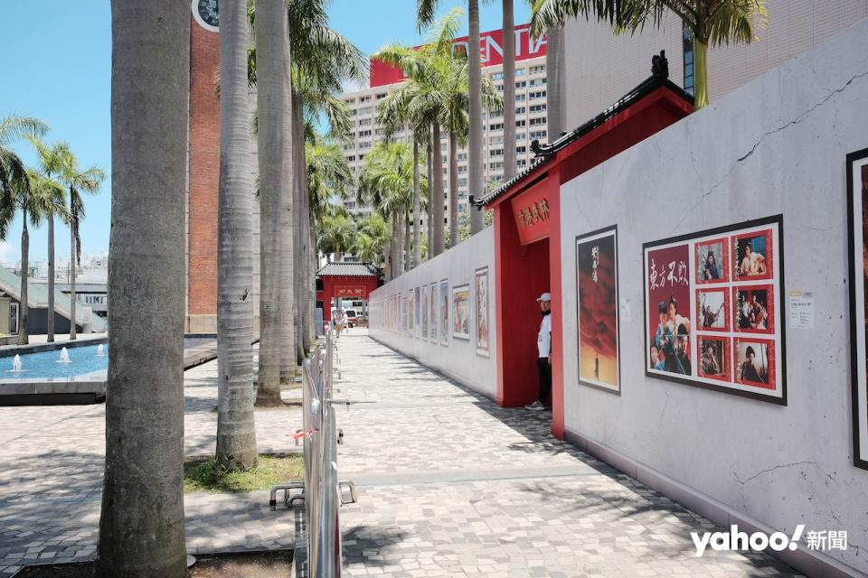 「香港有一條功夫街」設印有香港武術電影海報的展板，並有鐵欄圍住
