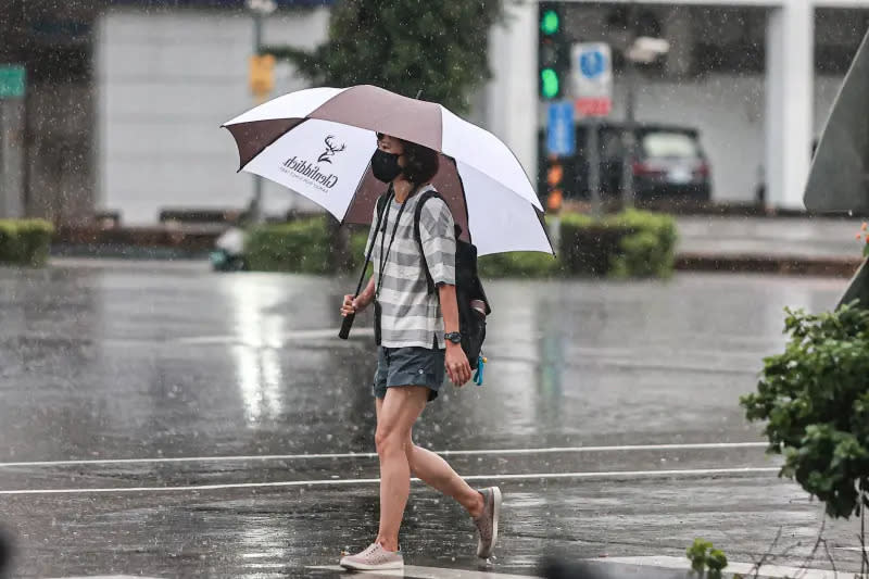 ▲山陀兒減弱為中颱，高雄市區雨勢不斷，2日清晨6時為止累積雨量達60至70毫米。（圖／記者葉政勳攝，20241002。）