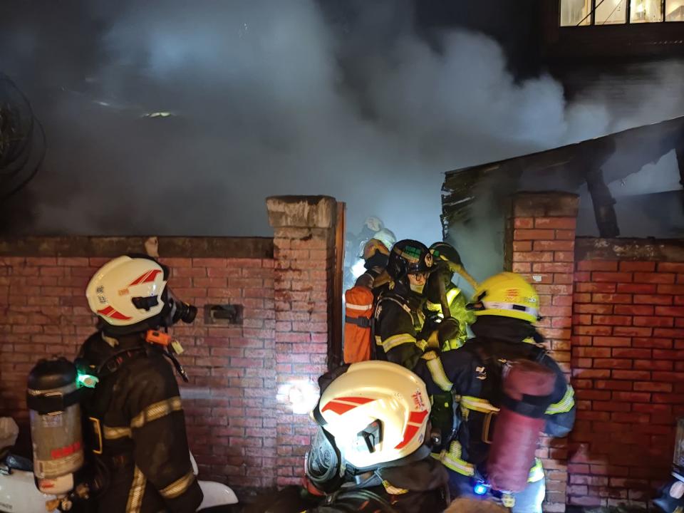 台南市中西區開山路發生民宅火警，母子兩人受困火場慘變焦屍。（圖：消防局提供）