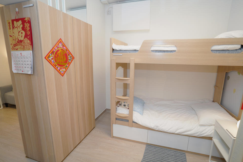 睡眠區可放置一張碌架床、雙人床、衣櫃及小書檯。