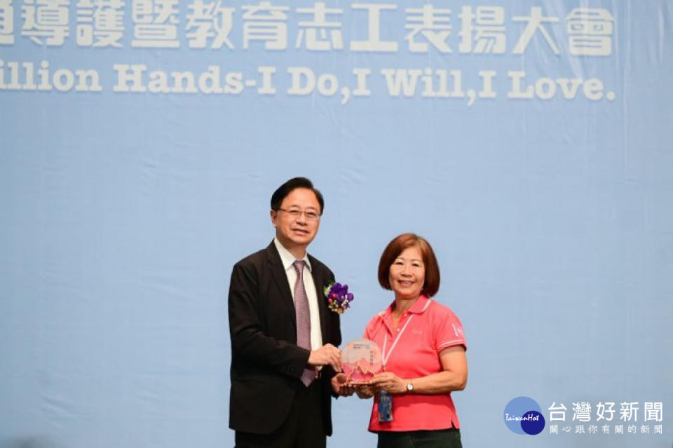 張市長頒發「終身楷模獎」予袁寶齡志工。