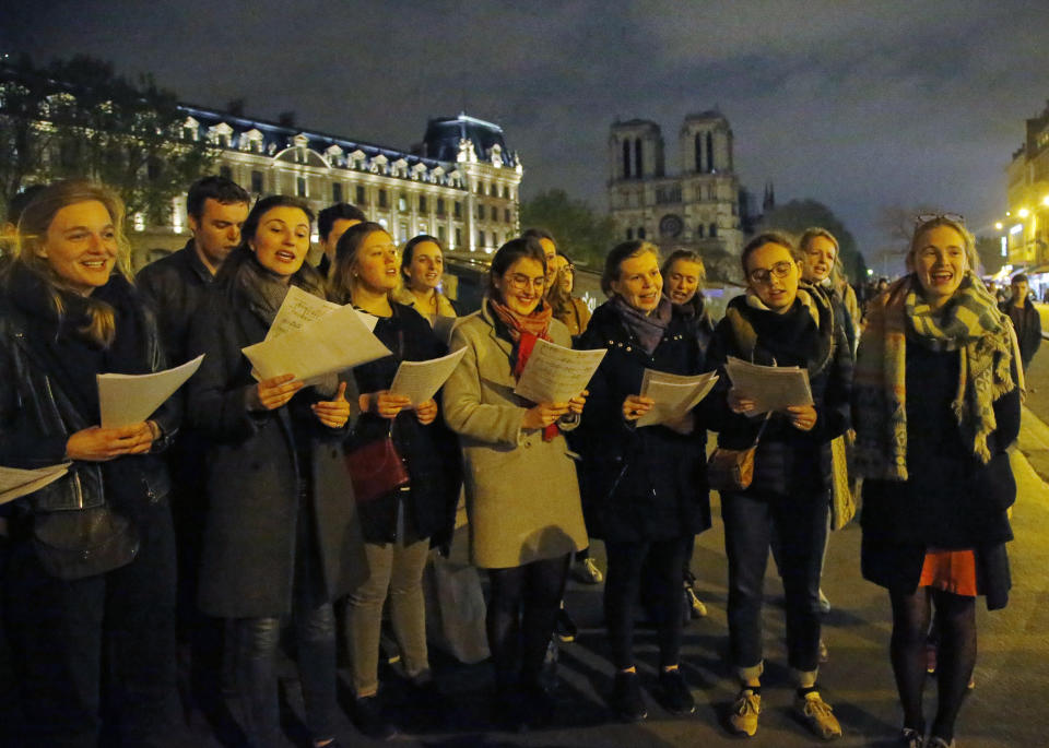 Gente en una vigilia en París el martes 16 de abril de 2019. (AP Foto/Michel Euler)