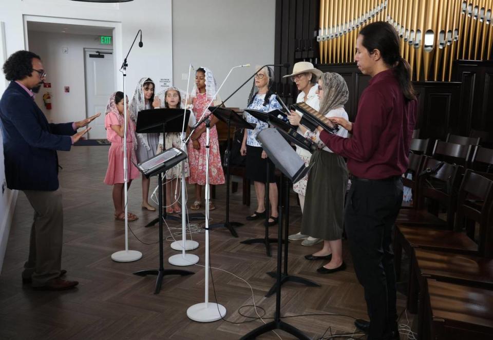 El director musical José Ballón (a la izquierda) dirigiendo las ofrendas musicales cantadas en latín. Al mismo tiempo, los feligreses de la Capilla de Nuestra Señora de Belén asistieron a la misa en latín del domingo por la mañana, ya que el servicio atrajo a jóvenes fieles y familias el domingo 30 de julio de 2023.