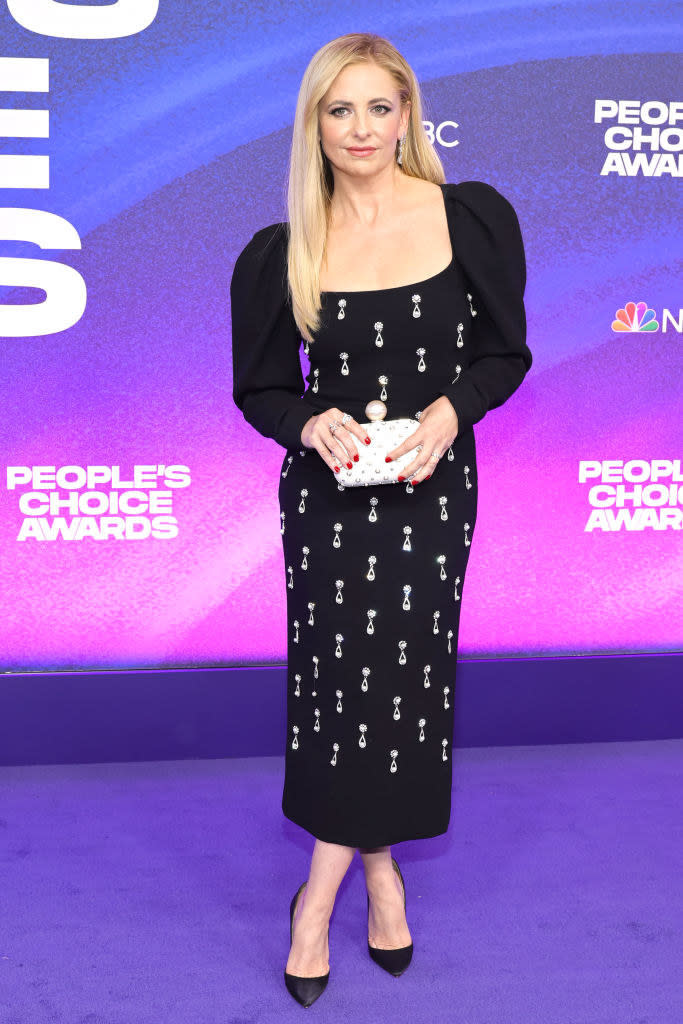 Sarah Michelle Gellar attends the 2022 People's Choice Awards in a long sleeve ankle length dress