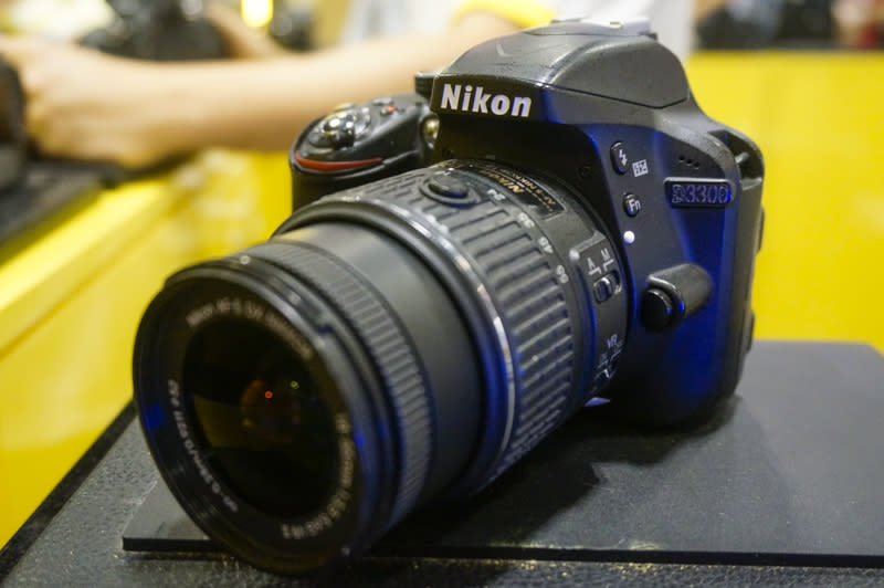 Nikon’s D3300 is one of their star buys of this show, and the 24.2MP DX format camera is being sold as a twin lens bundle with the 18-55 VR lens and the 70-300mm lens for just $899. That’s a pretty good price for this camera that has the ability to shoot at 5fps for 100 shots (in JPEG quality). It comes with a free 16GB SD card, Nikon Messenger Bag, a $50 Takashimaya voucher, and a dry cabinet.