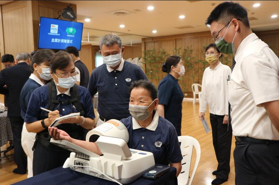 日本歐姆龍隧道式血壓計，具有固定式、大按鈕的特點，能夠讓長者非常方便使用。