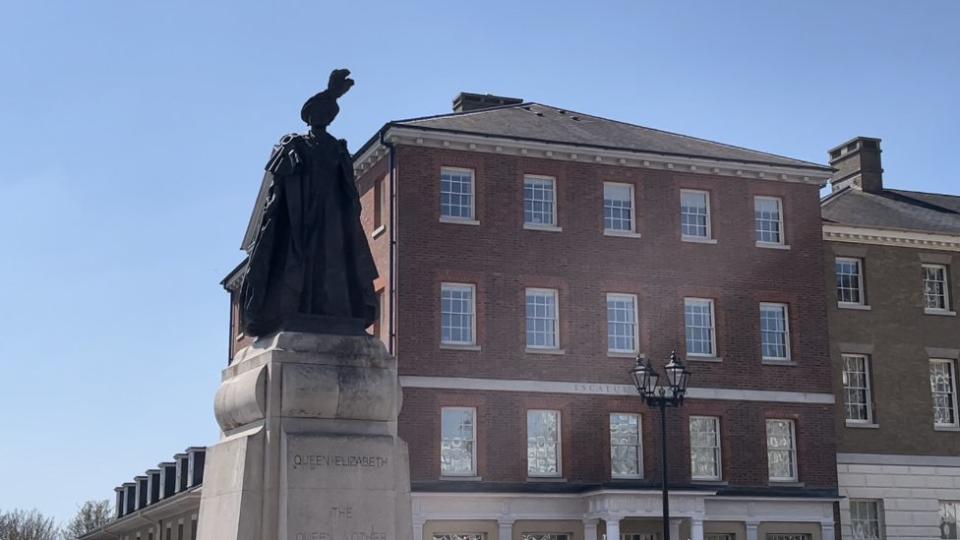 Una estatua de la reina madre domina una de las zonas más concurridas de Poundbury.