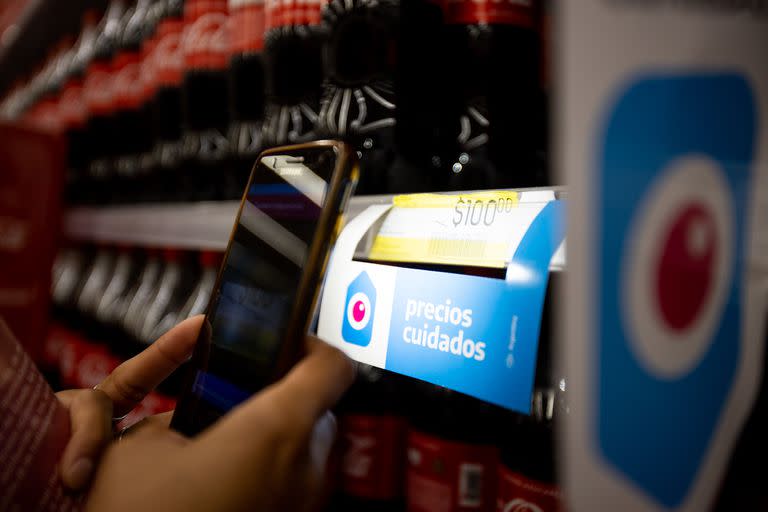 Integrantes de movimientos sociales controlan los Precios Cuidados en el supermercado Coto de Moreno, Provincia de Buenos Aires, el 13 de Febrero de 2021