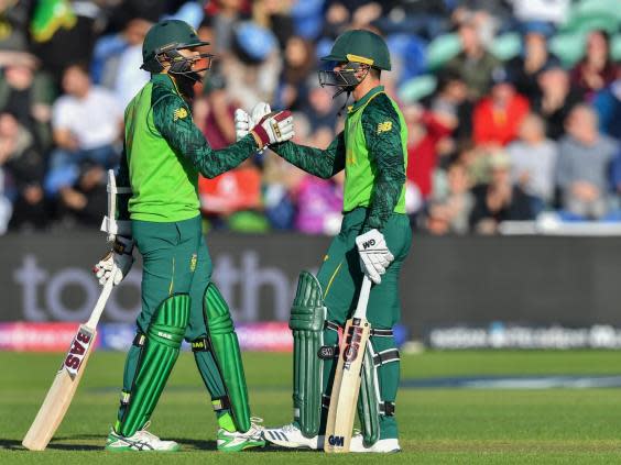 Quinton de Kock celebrates with teammate Hashim Amla after scoring a half-century (Getty)