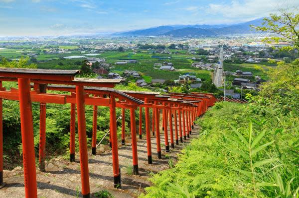 日本幾乎所有城市及地區都有神社，鳥居就係入口。
（圖：funnyjapdaily@twitter）
