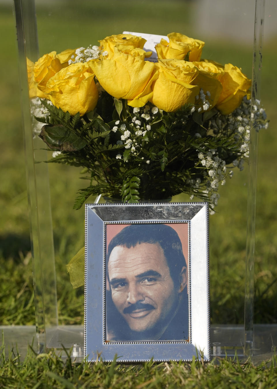 Un retrato del difunto actor Burt Reynolds durante la develación de un busto de bronce en el cementerio Hollywood Forever, en Los Ángeles, el lunes 20 de septiembre de 2021. Reynolds murió en 2018 a los 82 años. (AP Foto/Chris Pizzello)