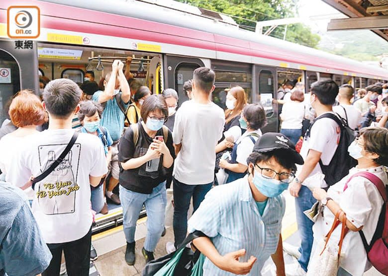 九龍塘：大批市民趕坐港鐵上班。
