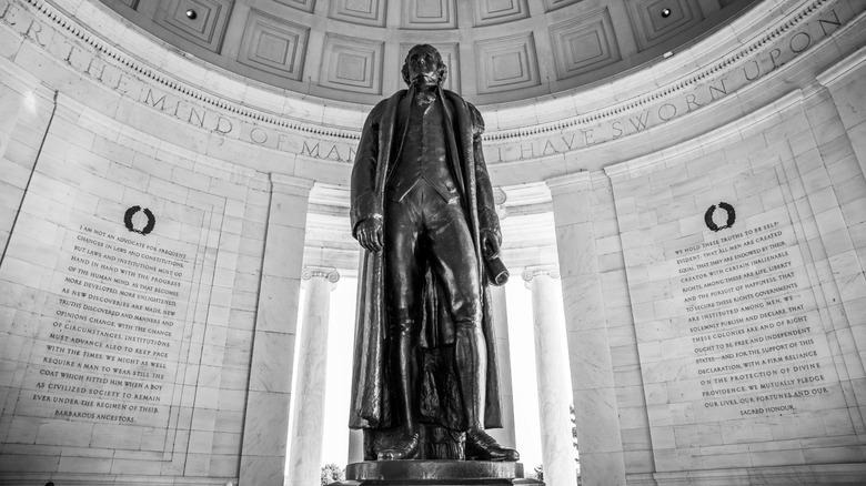 statue of Thomas Jefferson