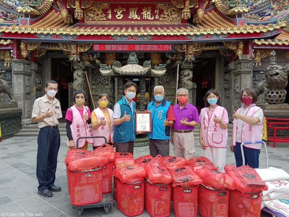 陳賢權副處長（左四）親送感謝狀給后屋龍鳳宮陳繌幹事。 （記者葉蒼秀攝）