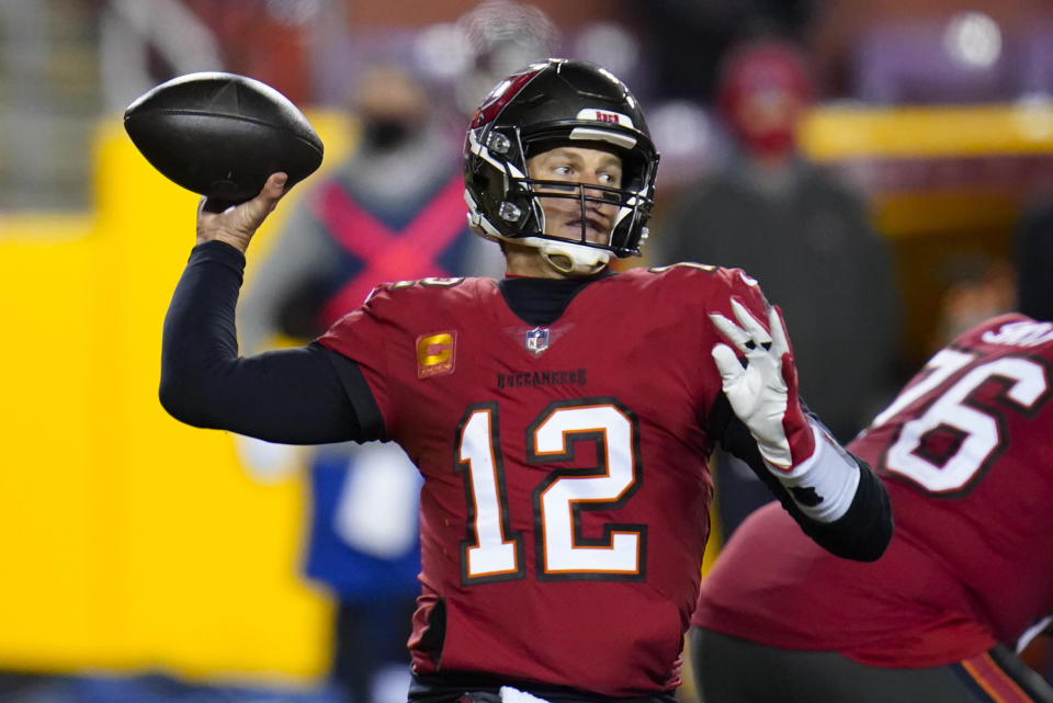 Tom Brady, quarterback de los Buccaneers de Tampa Bay, lanza un pase durante el encuentro de postemporada ante Washington, el sábado 9 de enero de 2021 en Landover, Maryland (AP Foto/Julio Cortez)