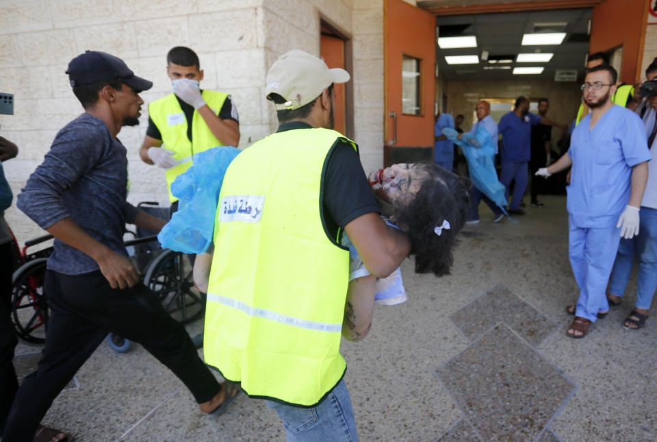 10 月 15 日，加薩中部的城鎮 Deir Al-Balah，有小孩因空襲受傷送院。(Photo by Ashraf Amra/Anadolu via Getty Images)