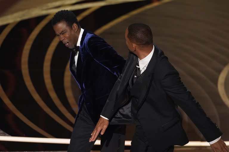 Will Smith (der) golpea al presentador Chris Rock durante la ceremonia de los Oscar el 27 de marzo de 2022 en Los Ángeles. La reacción inicial de mucha gente fue pensar que se trataba de algo preparado. (Foto AP/Chris Pizzello)