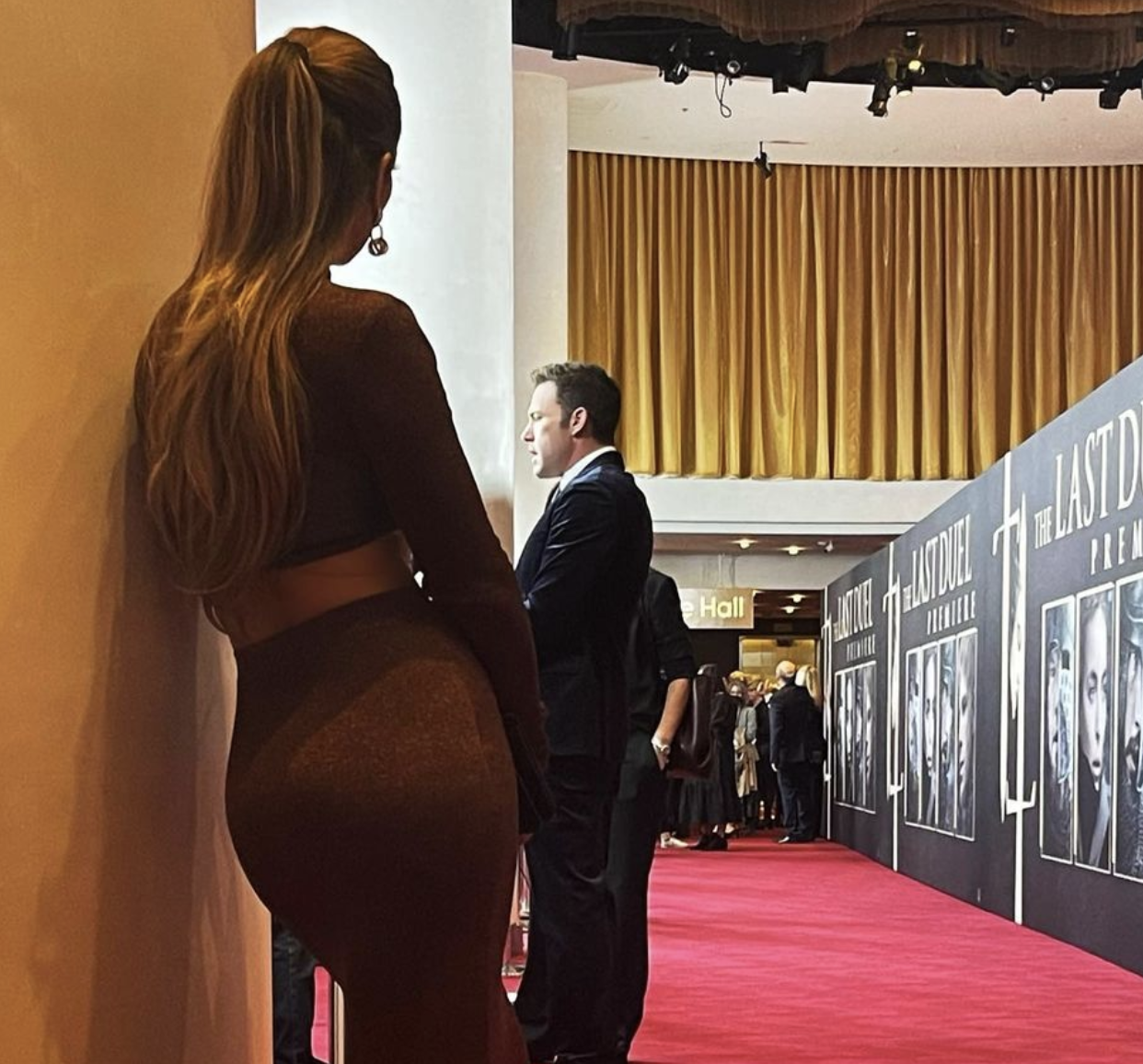 Lopez shared this photo of her watching Affleck on the red carpet. (Photo: Jennifer Lopez/Instagram)