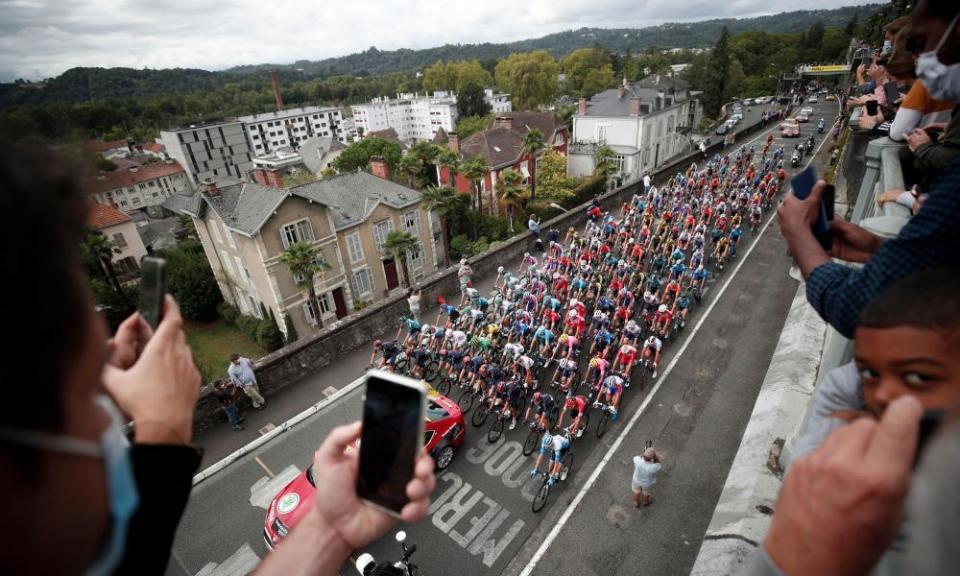 General view of the start of Stage 9 from Pau to Laruns.