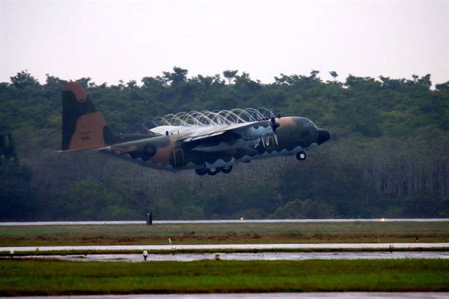 失事飛官陳奕的靈柩由運輸機送往新店碧潭空軍軍人忠靈塔安厝。（廖素慧攝）