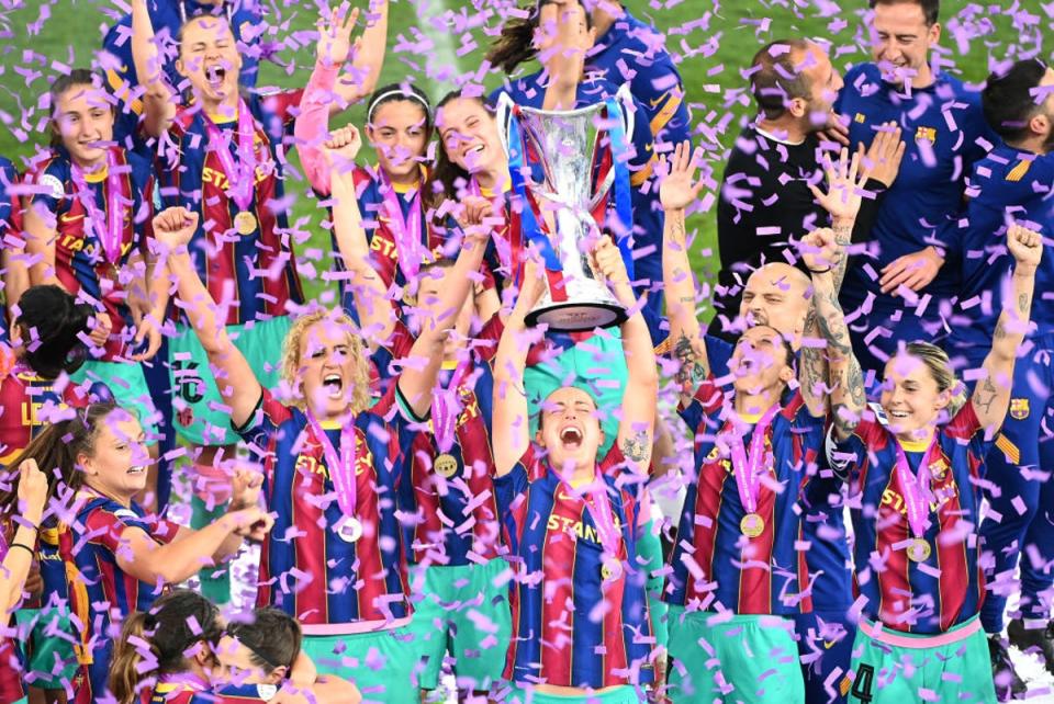 Vicky Losada nâng cao cúp vô địch Champions League nữ sau khi đánh bại Chelsea 4-0 ở trận chung kết năm 2021 (Getty Images)