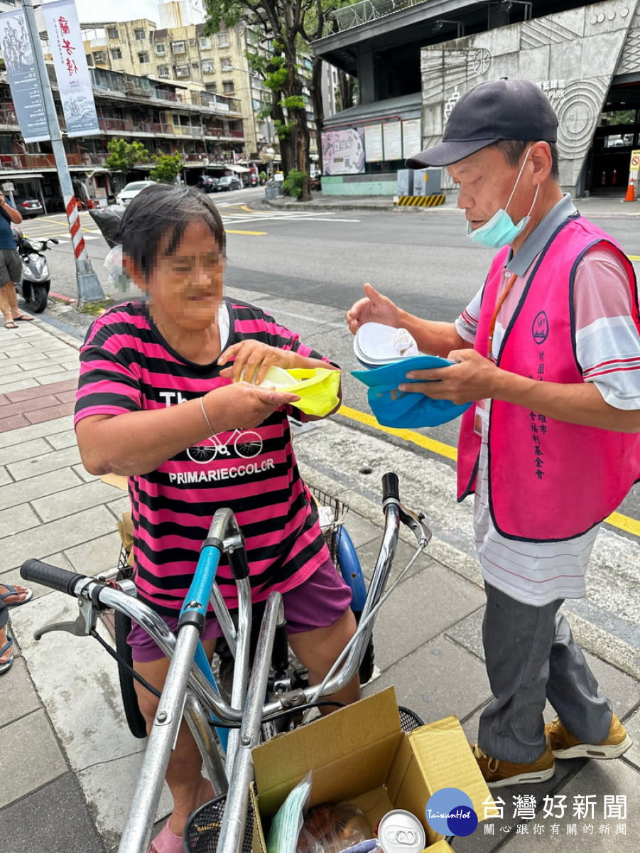 ▲高雄市區平均高溫約35度，高雄市社會局提前啟動高溫關懷服務。