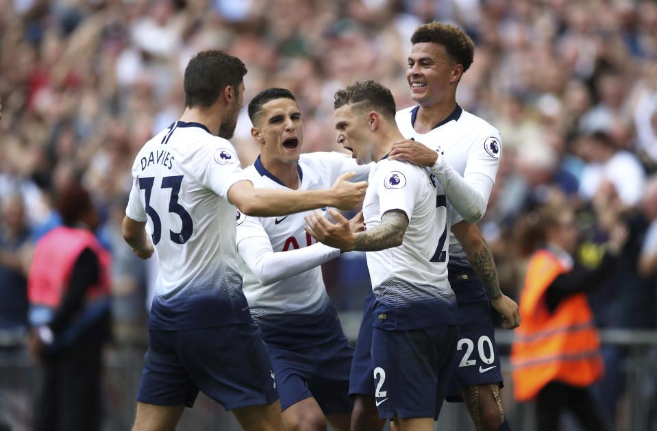 El lateral de Tottenham Hotspur Kieran Trippier, al cenro, celenbra tras anotar el segundo gol de su equipo en un partido de la Liga Premier inglesa contra Fulham el sábado, 18 de agosto del 2018, en Londres. (Nick Potts/PA vía AP)