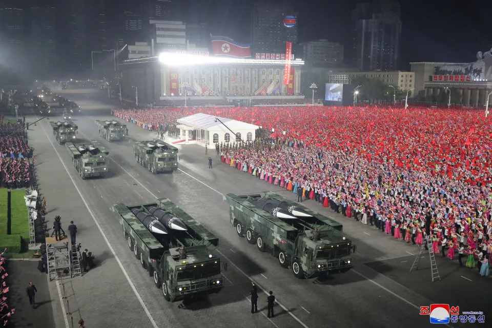 Kim Jong-un supervis&#xf3; un enorme desfile militar en el que se exhibieron misiles bal&#xed;sticos intercontinentales (ICBM, por sus siglas en ingl&#xe9;s) y otras armas (KCNA via REUTERS)