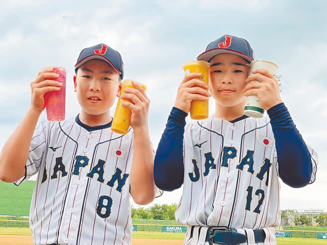 人在美國的陳偉殷越洋送上飲料給日本隊，期勉日本小將不要因為輸球而不喜歡棒球。（毛琬婷攝）
