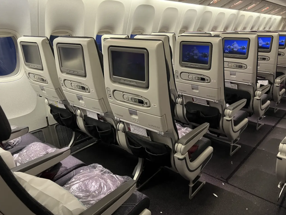 Jede Flugkabine ist anders. Hier ist ein Beispiel der Economy Class von Qatar Airways. - Copyright: Taylor Rains/ Business Insider