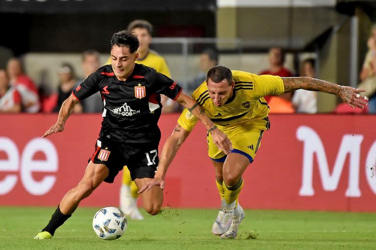 Javier Altamirano supera a Cristian Lema, minutos antes de su descompensación, en una de sus últimas intervenciones en Estudiantes - Boca, por la Copa de la Liga