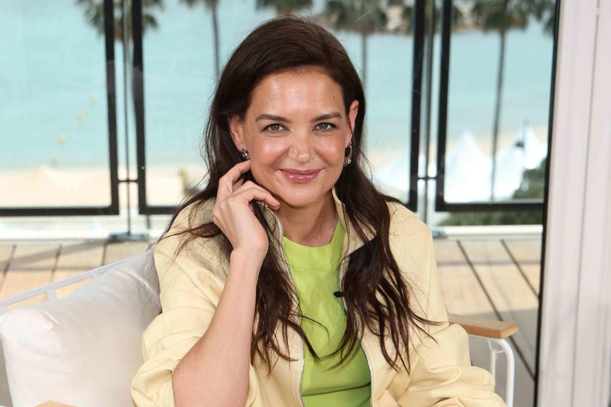 Pantalonii Katie Holmes cu picioare largi sunt o alternativă respirabilă la blugii albi pentru vară – Opțiuni similare încep de la 20 USD