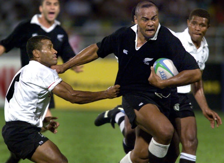 Authorities say they have decided to hold a public memorial service for Jonah Lomu (R) at the 50,000-capacity Eden Park stadium in Auckland