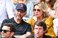 <p>L'acteur Roschdy Zem et sa compagne Sarah Lavoine, le 11 juin 2023, à Roland-Garros. (Photo by Stephane Cardinale - Corbis/Corbis via Getty Images)</p> 